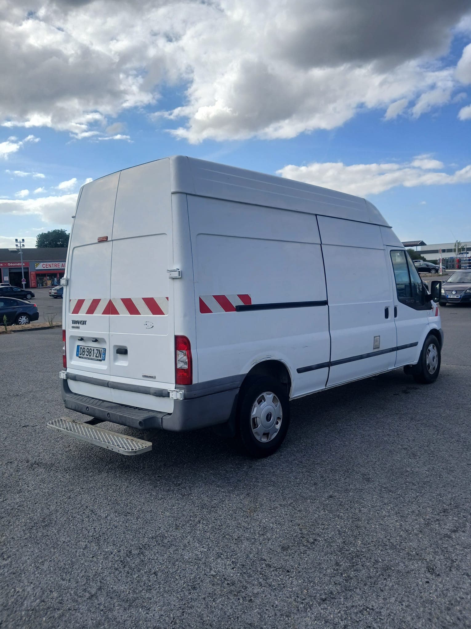 Arrière de l'utilitaire Francis Location avec marchepied déplié