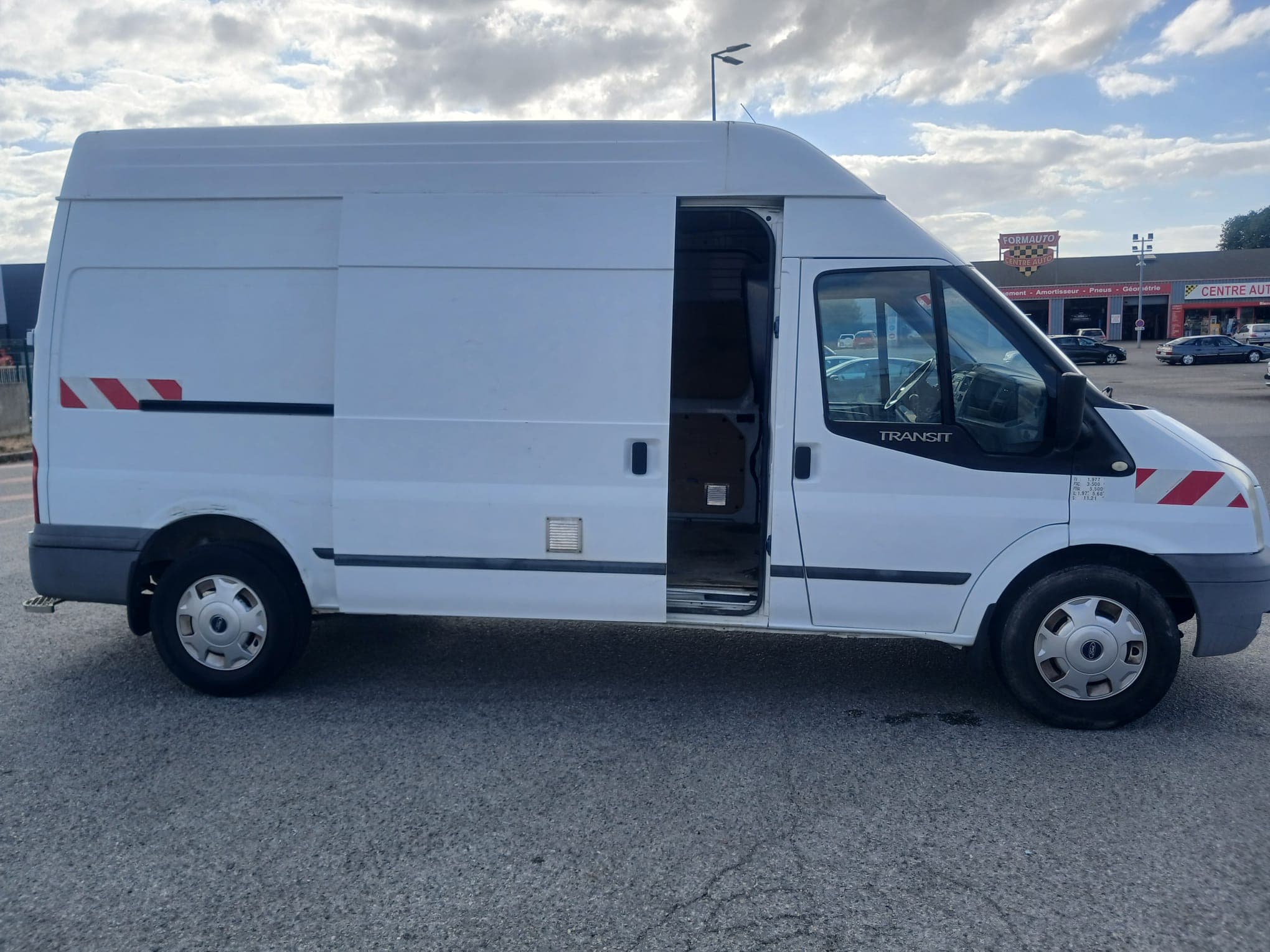 Utilitaire Francis Location de profil, porte latérale coulissante ouverte pour le chargement
